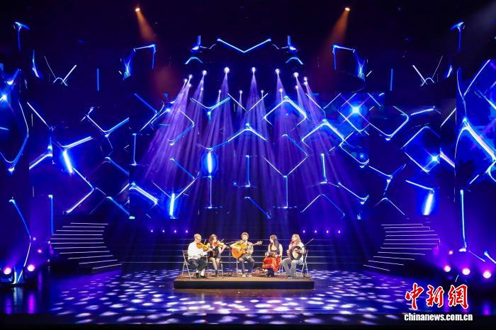 英國北愛爾蘭孤獨佐治樂隊正在進行器樂合唱。周春 攝