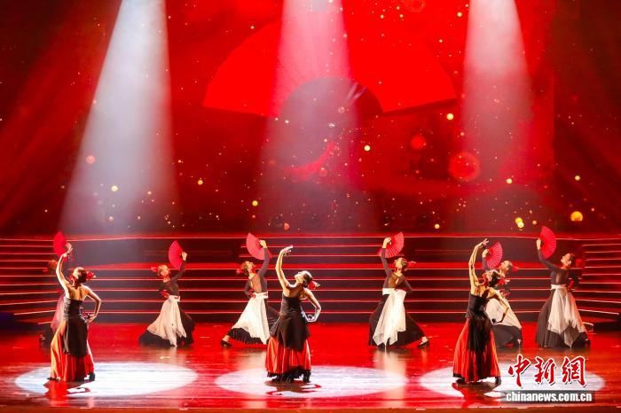 西班牙拉斯羅薩斯青年舞蹈團進行舞蹈《激情法林明高》演出。周春 攝