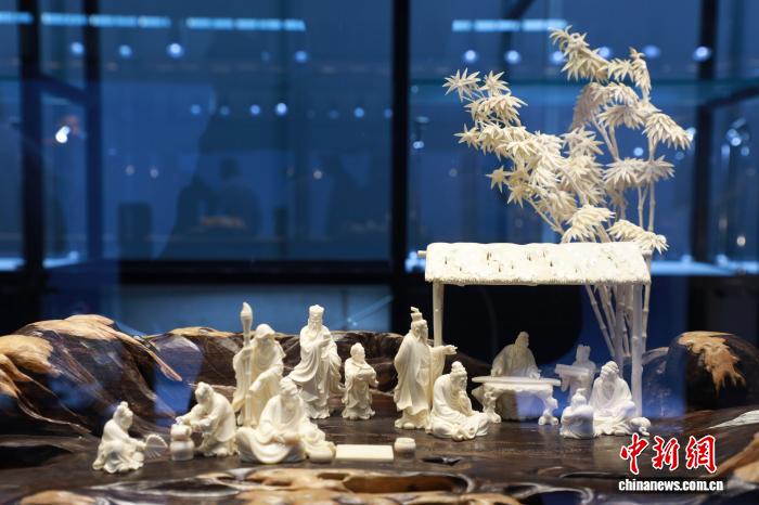 2025中國國際珠寶展16日至20日在京舉行。圖為以中國傳統文化故事為題材創作的展品。中國珠寶玉石首飾行業協會 供圖