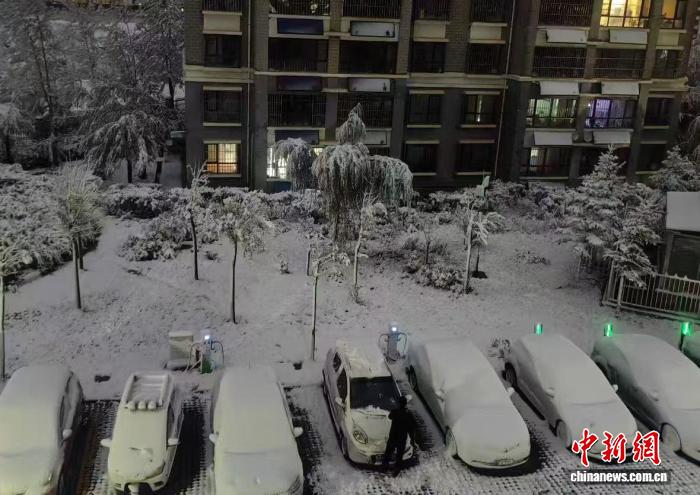寧夏固原市迎來秋季初雪。馬龍龍 攝