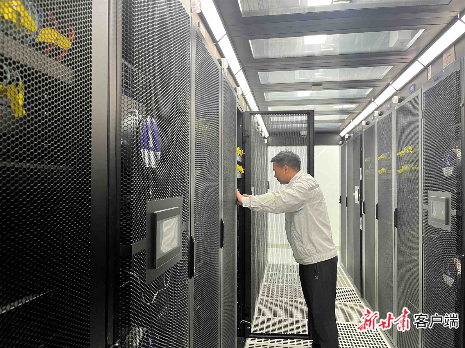 紫金云公司工作人员正在数据中心机房巡查。新甘肃·甘肃日报记者 杜雪琴摄