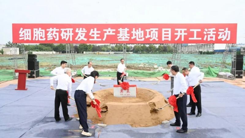 △ 清江浦区领导与华夏源共同为新基地培土