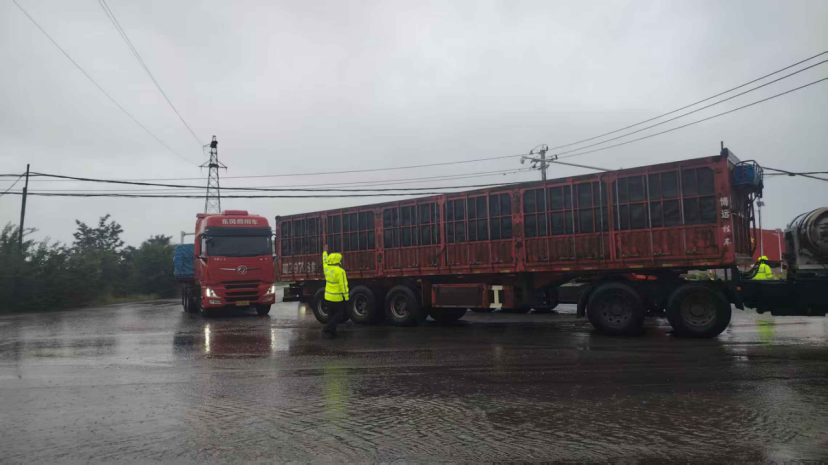 10月16日下午，古浪县公安局交警大队大靖直属中队民警在国道312线长下坡路段疏导指挥过往车辆。吕廷武/摄