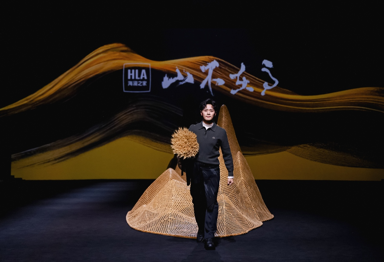 图：在2026春夏“山不在高”发布大秀上，青年演员曹骏完成了其作为海澜之家国潮系列代言人的T台首秀。图源：海澜之家