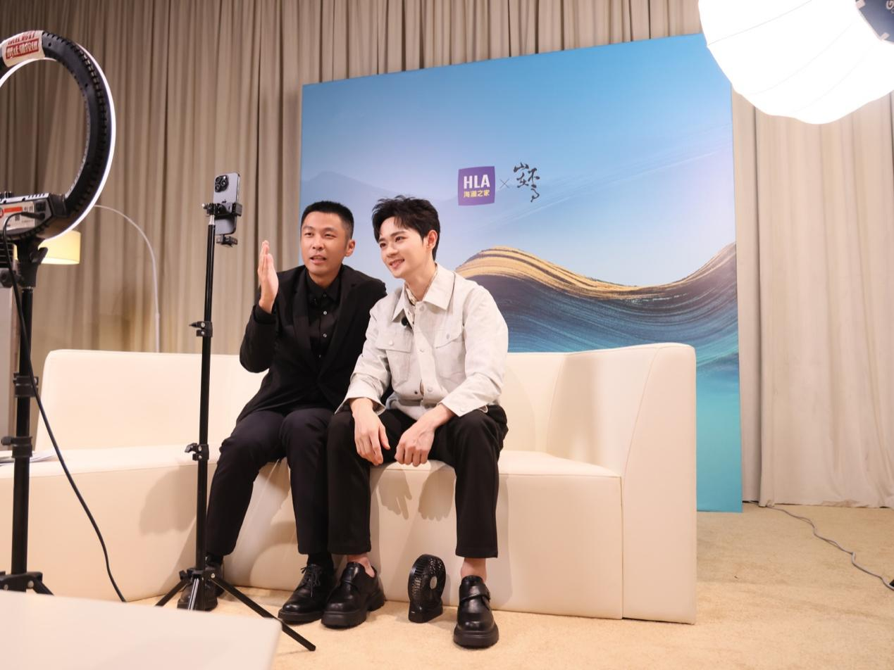 图：发布大秀启幕前，海澜之家集团董事长周立宸亲临现场，以一场预热直播在短视频平台率先引爆关注。图源：海澜之家