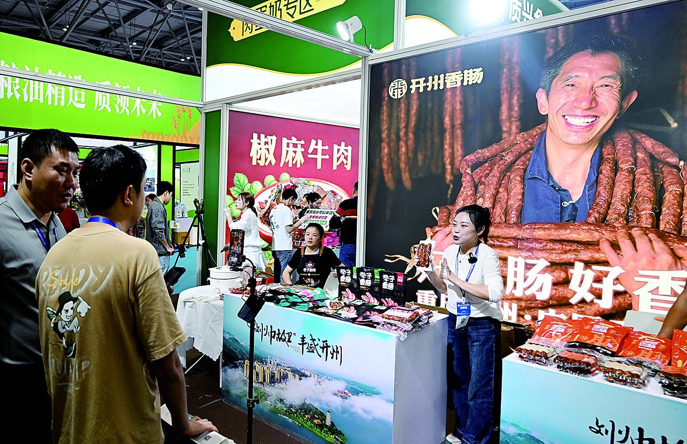 来自开州区大德镇天宫村的农妇王淑珍,连续在香肠销售摊前直播了3个多小时。