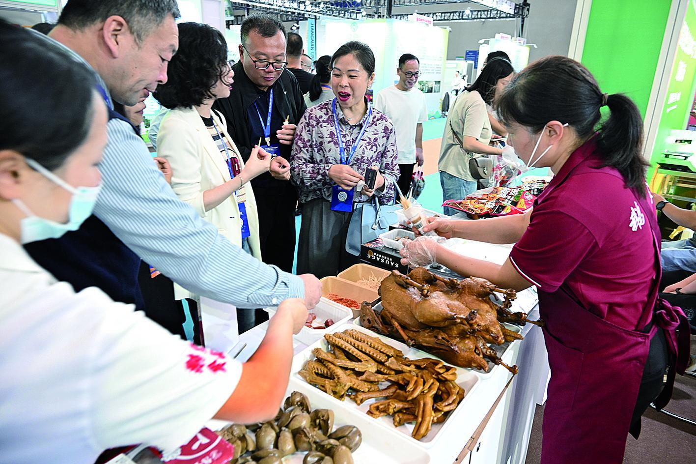 市民品尝购买荣昌卤鹅