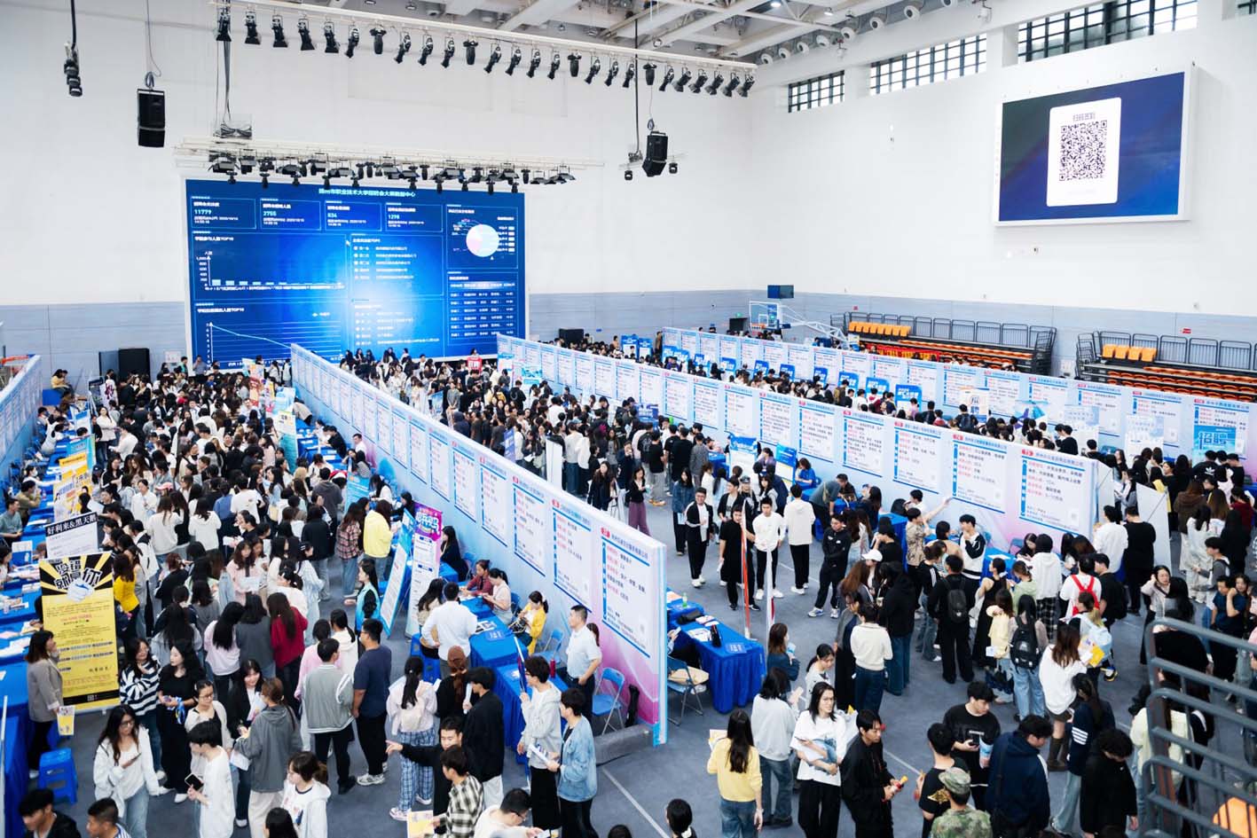 招聘会现场。 乔云 摄
