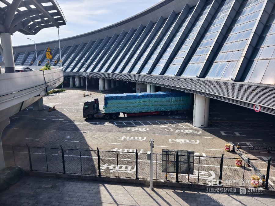 海口新海港货车正在通行，拍摄：张旭