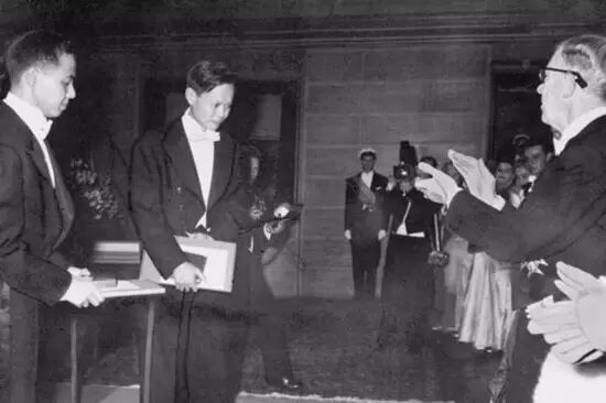 1957年,中国物理学家李政道(左)、杨振宁(中)接受诺贝尔物理学奖。图源:环球时报