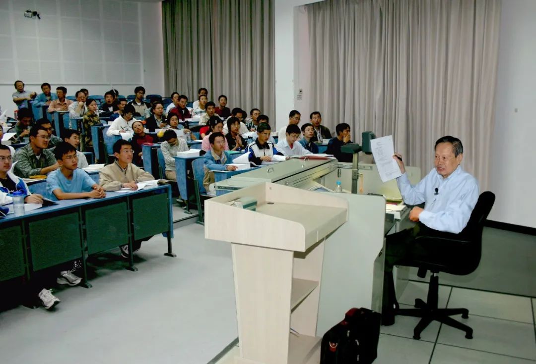 2004年9月13日,82岁的杨振宁在清华大学第六教学楼为100多位大一新生讲授《普通物理》。图源:清华大学官微