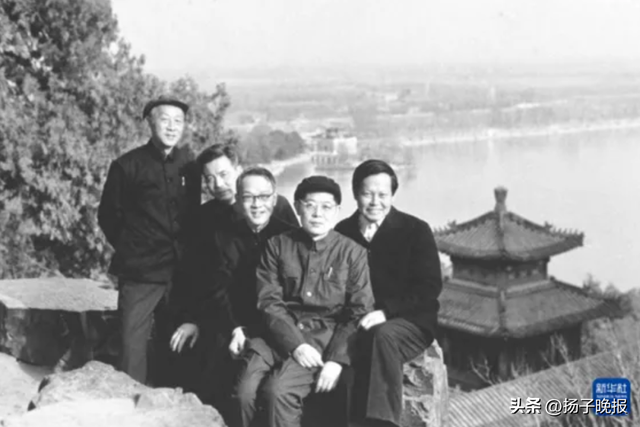 △1974年,杨振宁、周光召、黄宛、邓稼先、黄昆(从右至左)游览北京颐和园时合影