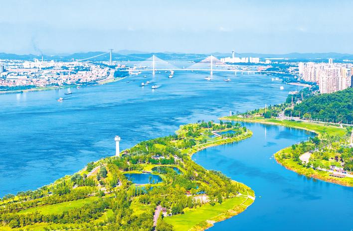 整治后的鄂州樊口江滩,重现“百里樊川、玉带萦回” 的美景。(湖北日报全媒记者 薛婷 摄)