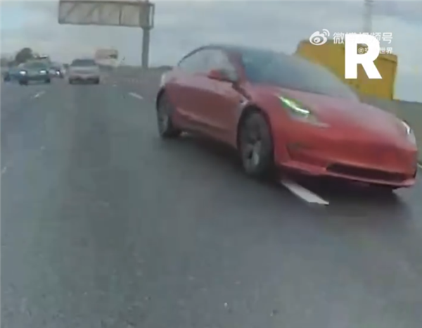 高速上一辆特斯拉撞特斯拉 被另外一辆特斯拉拍下