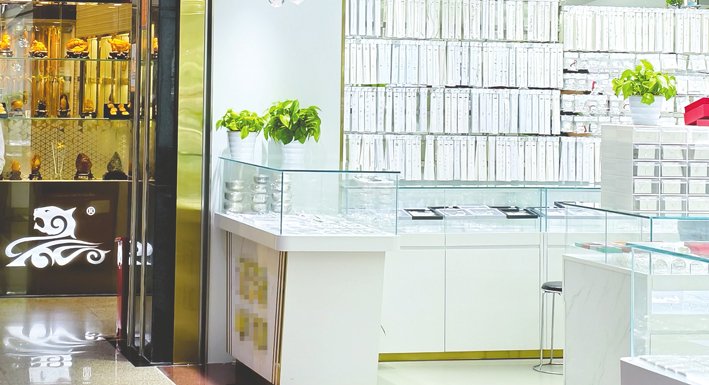 水贝市场白银及银饰品区域内一家售卖白银相关产品的门店。每经记者 潘婷 摄