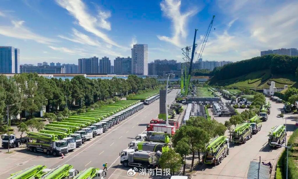 中联重科麓谷工业园成品展示坪上,中联重科代表产品一字排开。湖南日报全媒体记者 辜鹏博 摄