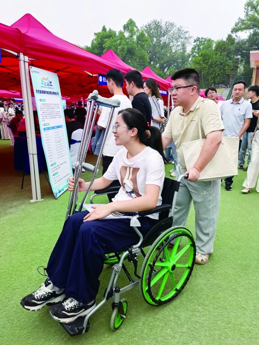 10月12日,博士研究生黄同学在家人陪伴下逛人才市场。  通讯员  朱莉 摄