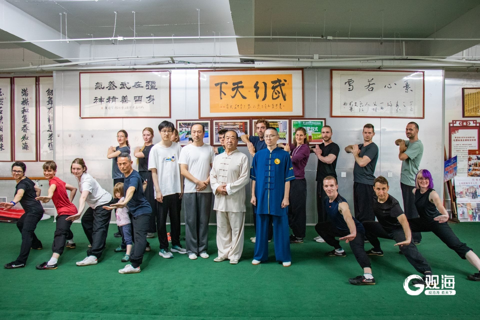 赵东(前排左五)带领德国学生到青岛学武。