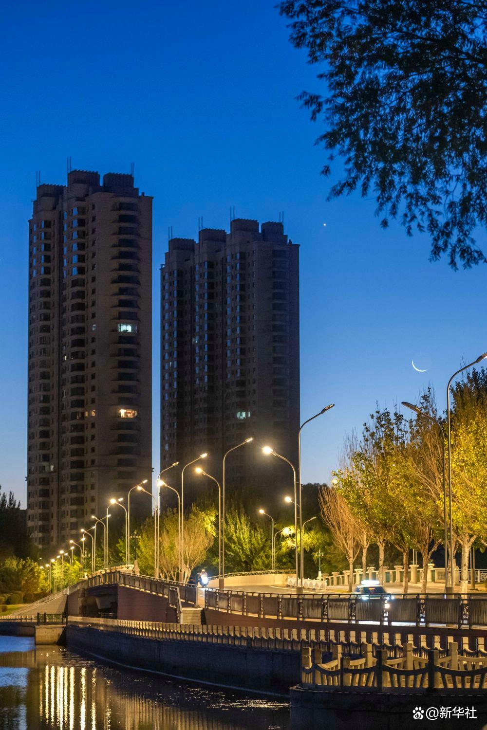 10月20日在黑龙江省齐齐哈尔市拍摄的启明星伴月。新华社发(王勇刚摄)