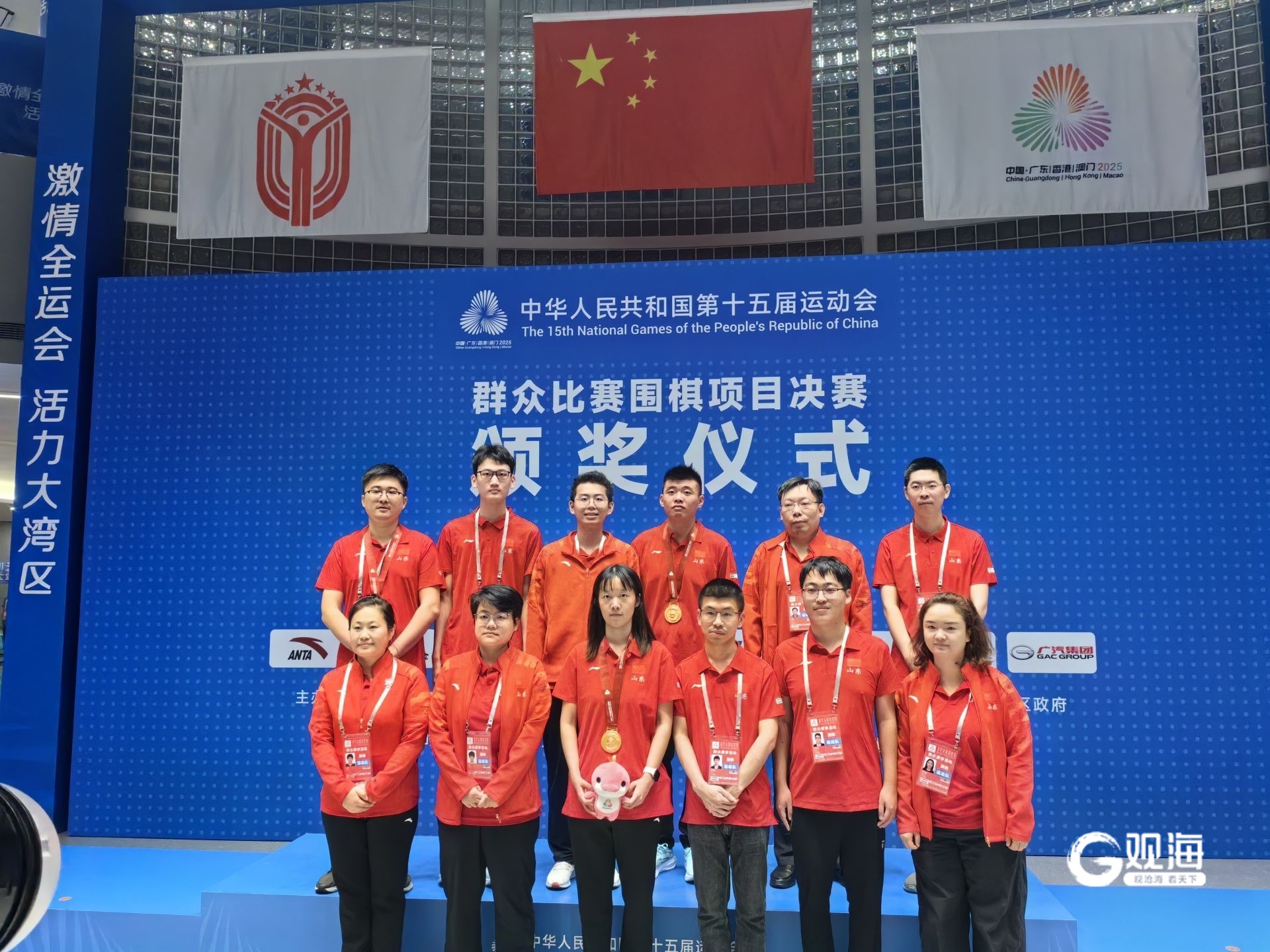 王本东(后排左四)彭乐怡(前排左三)夺冠后,山东围棋队合影