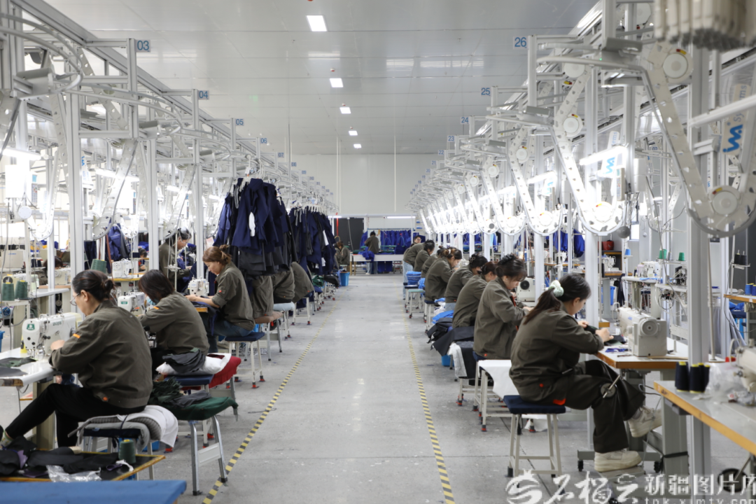10月11日，库尔勒经济技术开发区内，新疆楼兰制衣有限责任公司智能化工厂生产车间。徐婷婷摄