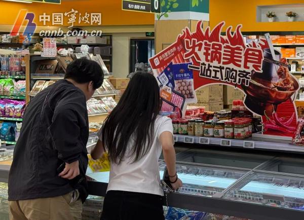 市民在三江购物胜丰店选购火锅食材。记者 周晖/摄