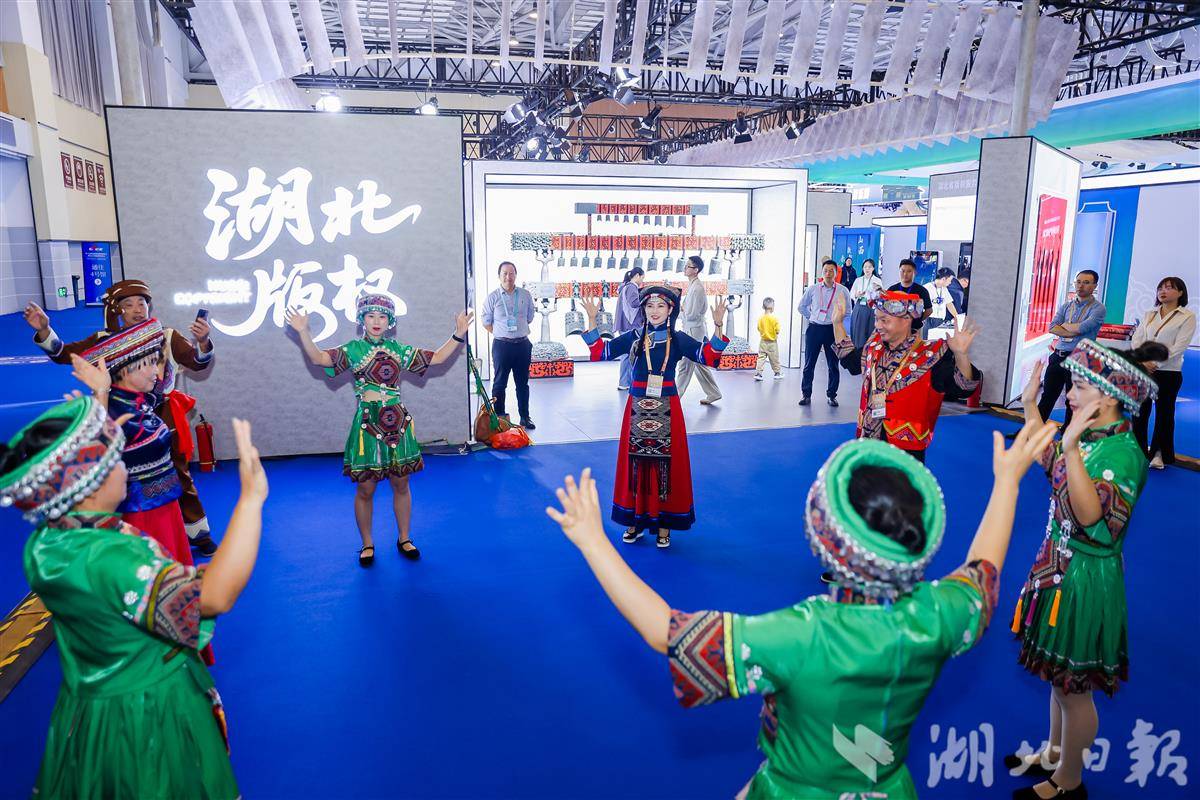 土家摆手舞以欢快节奏欢迎八方来宾(省版权局供图)
