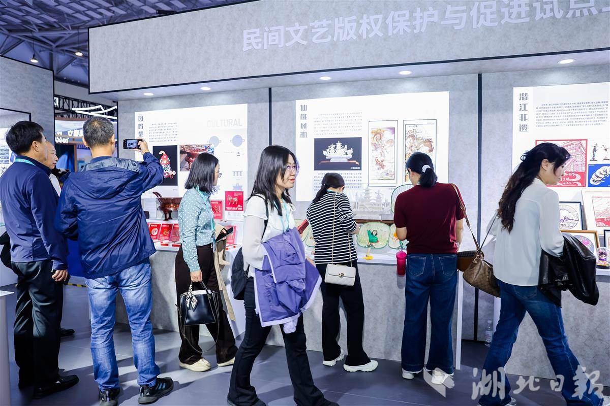 观众参观民间文艺版权保护成果展示(省版权局供图)