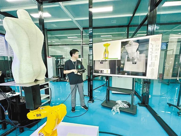图为新里程医疗工作人员正在调试光学体表引导系统。本报记者 董旭旭 摄