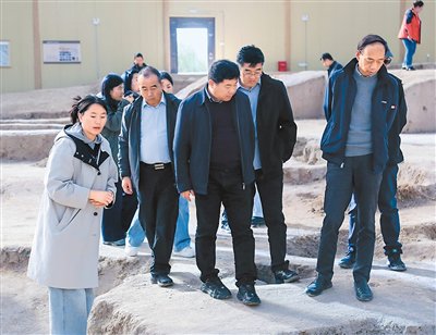 中国考古学会第二十二次年会期间,与会专家学者在姚河塬遗址进行学术考察。马 永摄