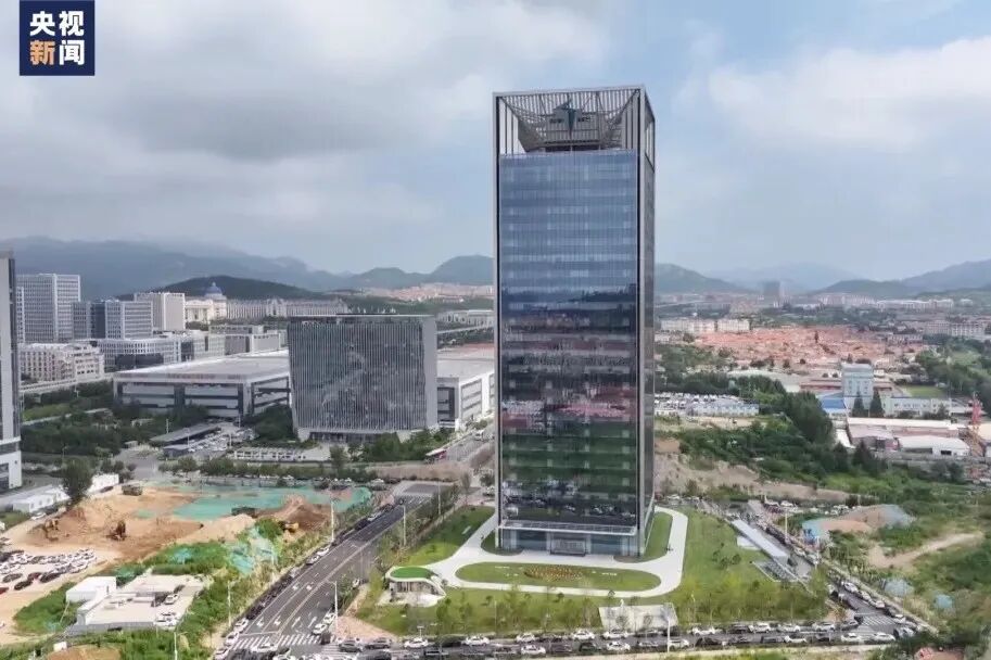左图:特来电总部基地,图源新闻联播公众号;右图:参观特来电总部及平台展示