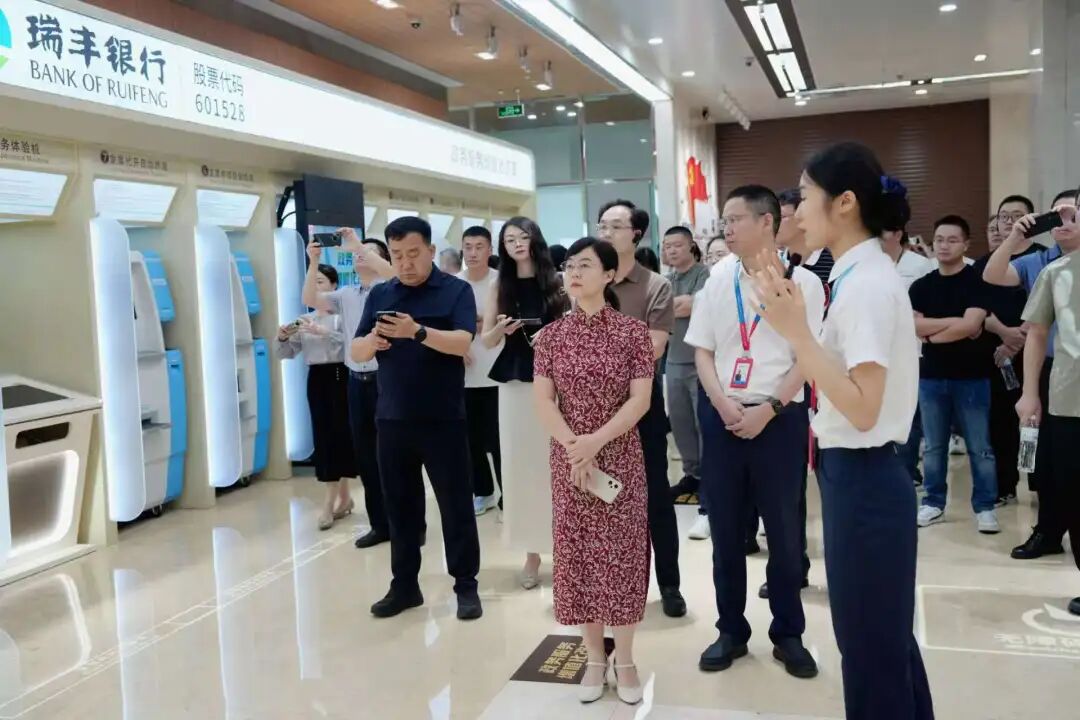 ↑图为与会嘉宾合影留念。