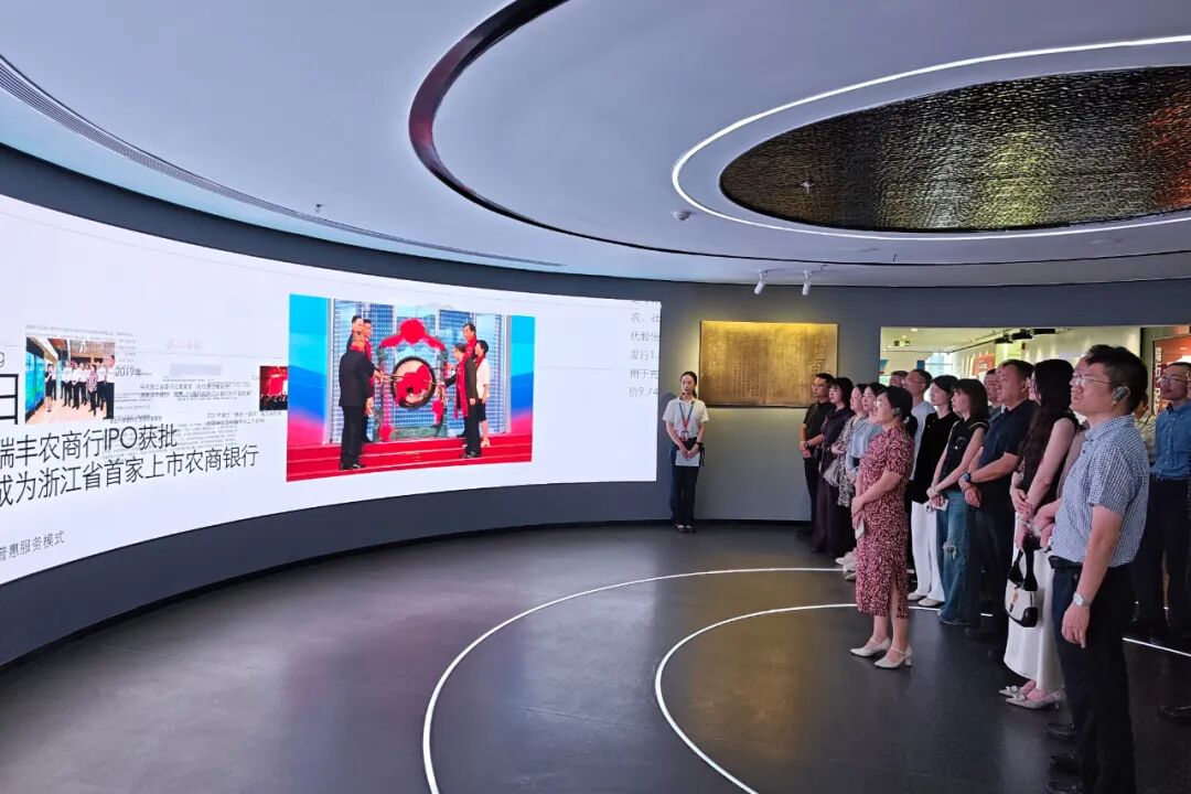 ↑图为与会嘉宾合影留念。