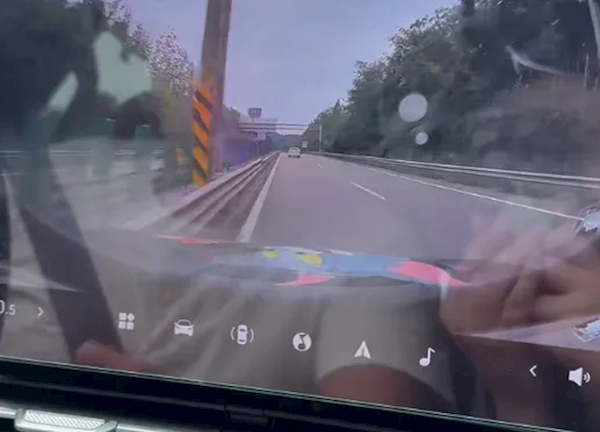 辅助驾驶撞护栏、自动泊车撞车！车主称新车一年内现三次险情