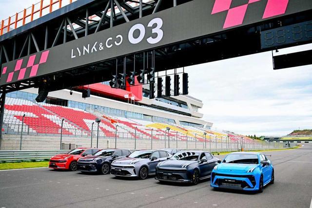 性能车怎么玩？领克“暴露”了将赛道、产品与用户生态彻底打通的战略野心｜汽车观察