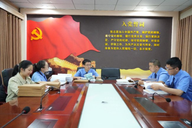 2024年8月,检察官审查案涉相关银行账户流水明细、财务凭证等材料。