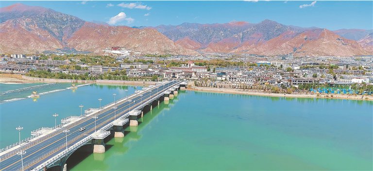 图为拉萨河上的迎亲桥。记者 白玛泽旺 摄