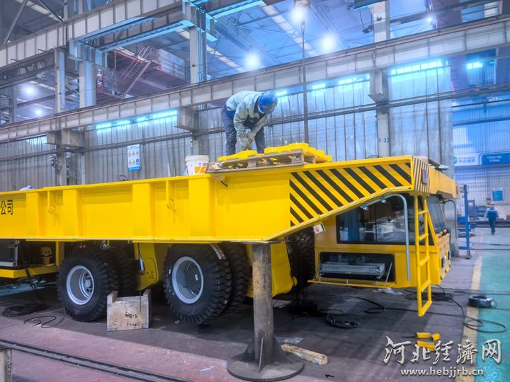 天业通联公司工人在组装船厂平板车。河北经济日报记者 吴新光 摄