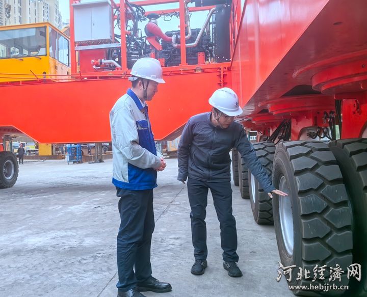 天业通联博士创新站的领衔博士郭锐(右)与天业通联公司总经理助理、研究院院长王大江察看产品。河北经济日报记者 吴新光 摄