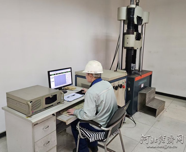 天业通联公司研发人员正在进行理化试验。河北经济日报记者 吴新光 摄