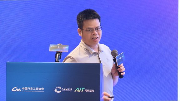 图：广汽集团产品本部定制化高级经理洪志进发表演讲，分享广汽福祉车在满足特殊群体出行需求方面的创新实践