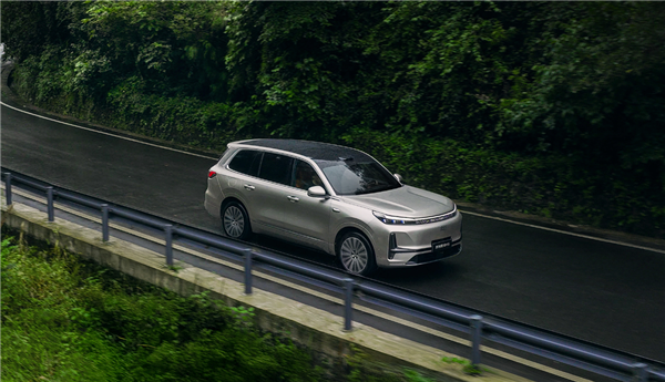 5米2全尺寸SUV只卖17万爆单！吉利银河M9上市首月交付过万