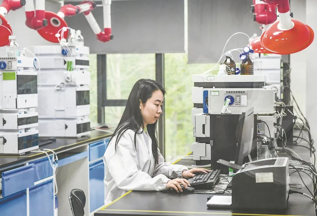 科研人员在位于河南真实生物科技有限公司的河南省现代医药产业研究院实验室内分析数据  平报融媒记者 王尧 摄