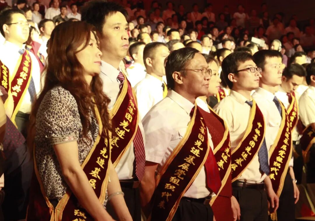 黄启东同志(一排左三)担任支部书记期间,其所在支部荣获国航先进基层党组织表彰(本文图片除署名外均由国航提供)
