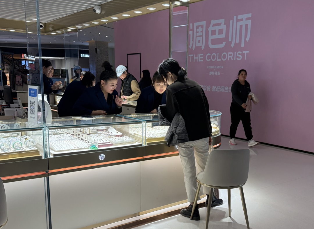 市民在某黄金专柜选购饰品