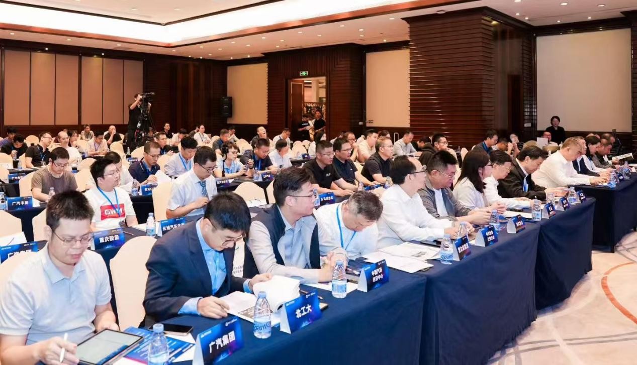 图：会议现场座无虚席，参会代表正专注聆听或记录，现场交流气氛热烈