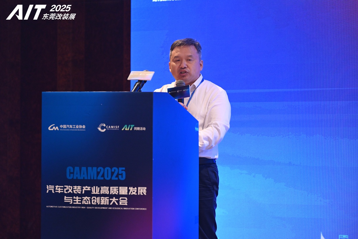 图：雷达新能源汽车销售总经理贾海波发表演讲，分享新能源皮卡改装生态的创新实践与战略布局