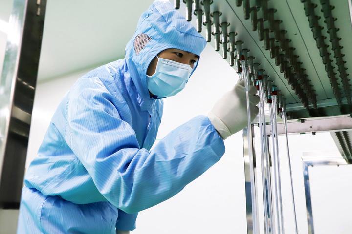 3月6日,在兰州西脉国际医疗集团股份有限公司高分子涂层洁净车间,员工操作PVC导尿管涂层工序。(兰州市委宣传部供图)