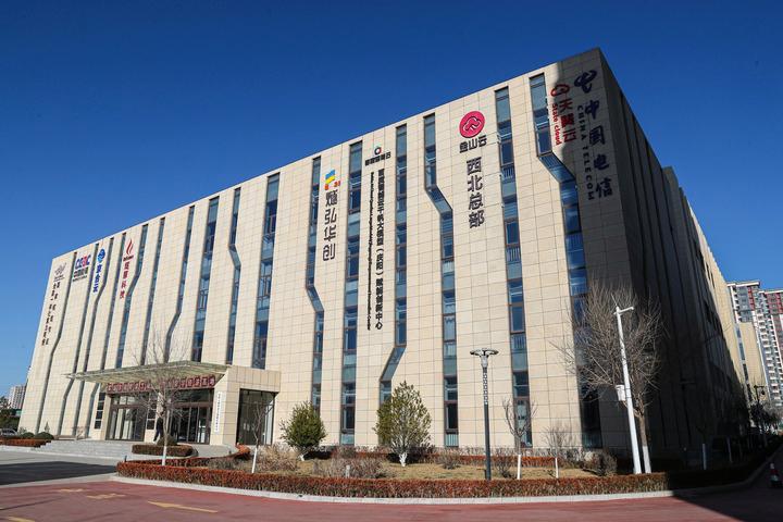 这是1月6日拍摄的全国一体化算力网络国家枢纽(甘肃)节点庆阳数据中心集群资源调度区一角。