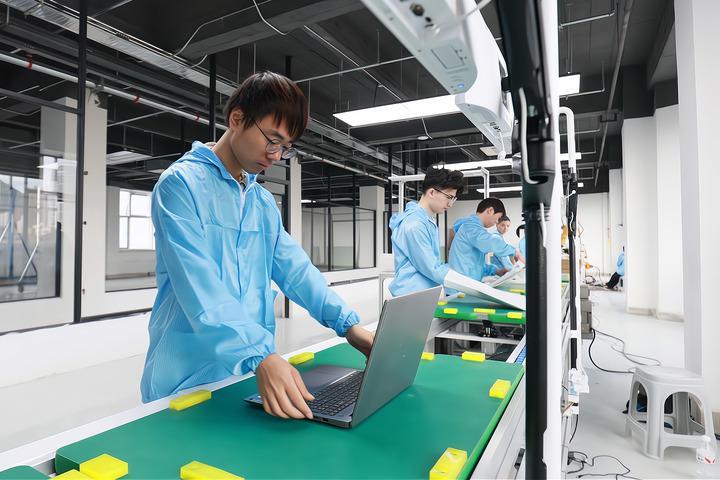 2025年7月,在兰州申云智能科技有限公司生产车间,工作人员检查组装好的笔记本电脑。(兰州市委宣传部 供图)